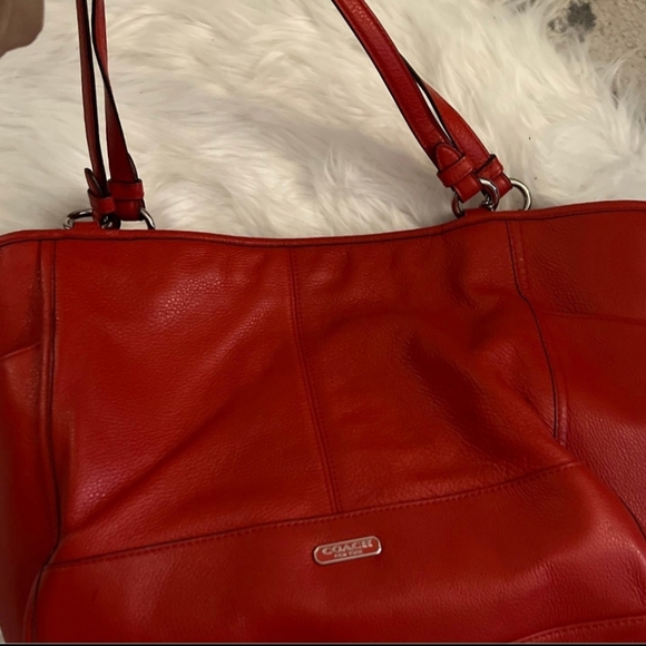 Roomy Coach Park Leather ❤️ Red ❤️ Carrie Tote in excellent condition - Picture 2 of 9